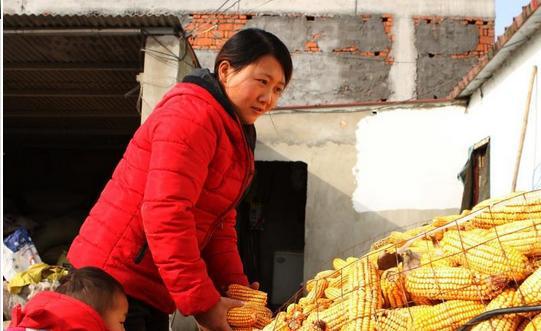 []19岁女孩不顾一切，执意要嫁给初恋瘫痪男友，15年后他们怎样了？