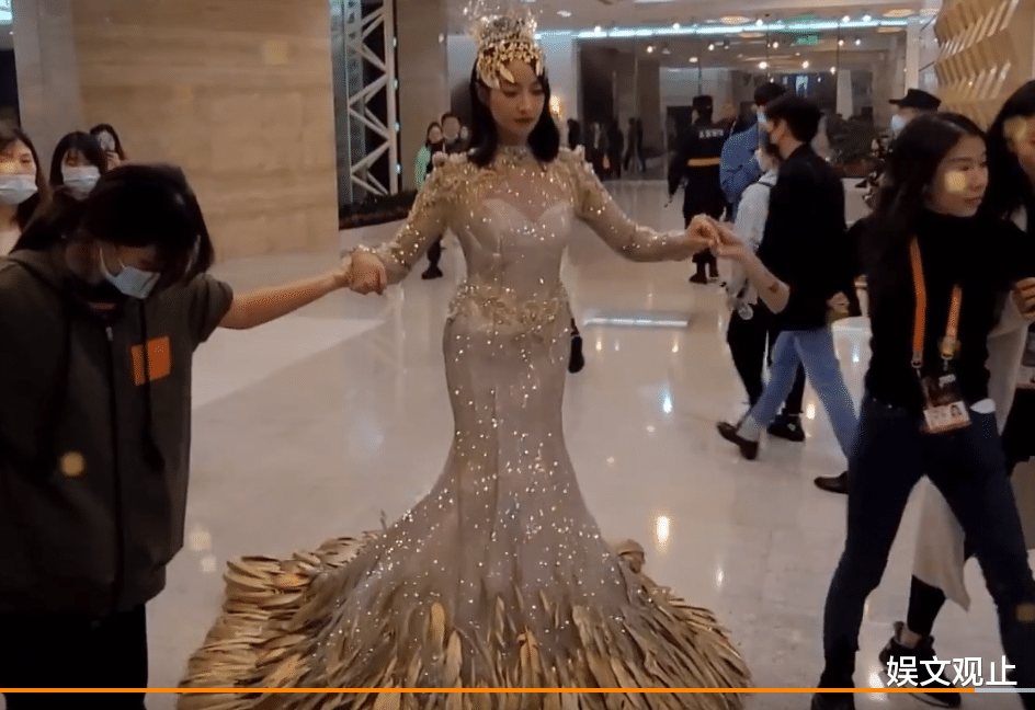 宋茜|宋茜穿金鹰礼服现身后台,镜头拉近,这腰围是认真的吗?