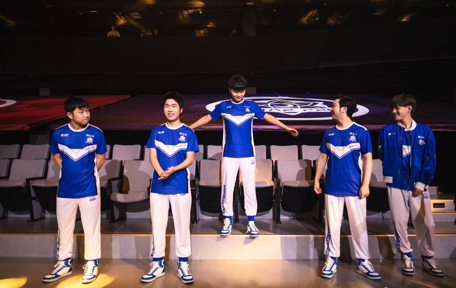 ts电竞|最惨的冠军队伍，世冠总决赛还没结束，选手已经被御三家瓜分干净