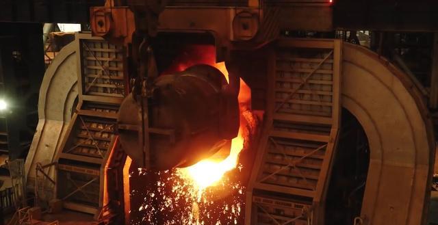 []上千度的铁水都不能将其熔化，坩埚是用什么做的？