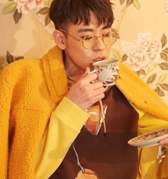 张云雷@张云雷晒出自己的豪宅，男生卧室却贴碎花墙纸，装修有点太娘了