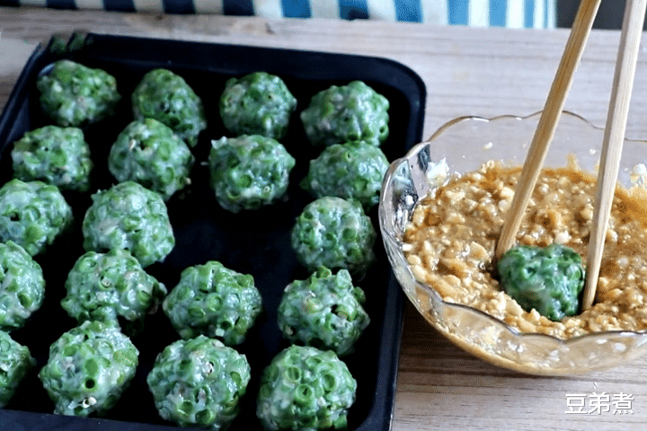 [豆角]夏天，遇到此菜再便宜也要吃，将它做成丸子，清香鲜嫩，特好吃