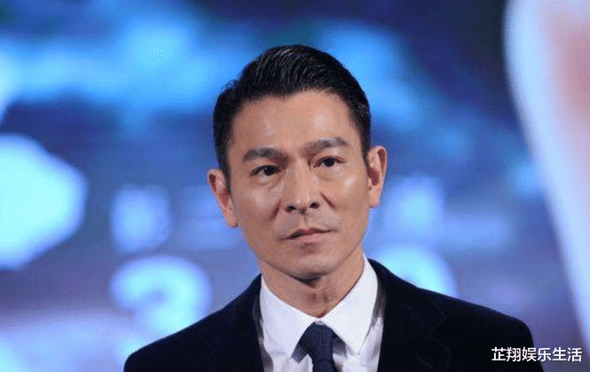 「刘德华」当年那个单手接刘德华奖杯，满脸不屑的小鲜肉，现状如何了？