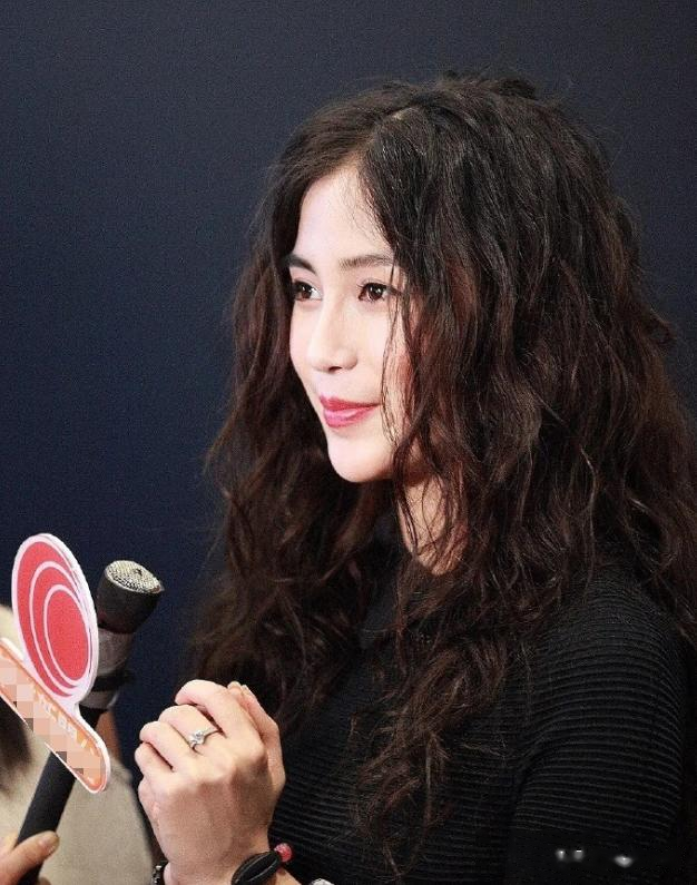 Baby被说只适合长直发，当换上很丑的“泡面卷”，果然颜值很重要