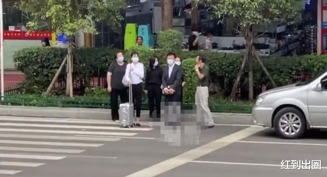 谭松韵|谭松韵妈妈被撞身亡一案开庭，谭松韵一身黑衣现身法院，表情肃穆