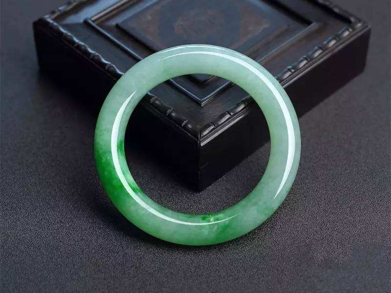 翡翠▲不会挑玉手镯？别急，教你两招！