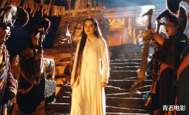 白发魔女|和男人共进浴桶、头发能自由变色，黄奕这片也能叫《白发魔女》？