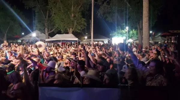 『演唱会』美国确诊再创新高!一位乡村歌手搞千人演唱会,还写歌蔑视新冠病毒