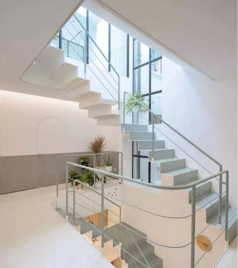 两夫妻买下了整栋小区楼，上下打通变一家，原来这才是有钱人！