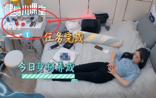 赵丽颖|录真人秀化妆有助理还是自己动手？看到赵丽颖化妆桌的摆放，一目了然！