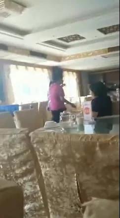 话晴空|男子酒楼相亲，吃完饭没付钱遭众媒婆和女子怒骂：回来买单！没风度