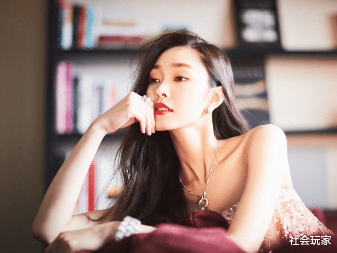 发际线■宋轶的“铁头发”，总是梳得十分紧绷，发际线却从不往后移