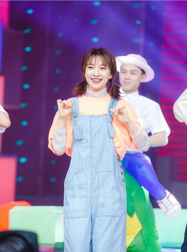 #姐姐#吴昕扮嫩成功，紫色套装配双马尾清爽又减龄，这位姐姐真的很靓