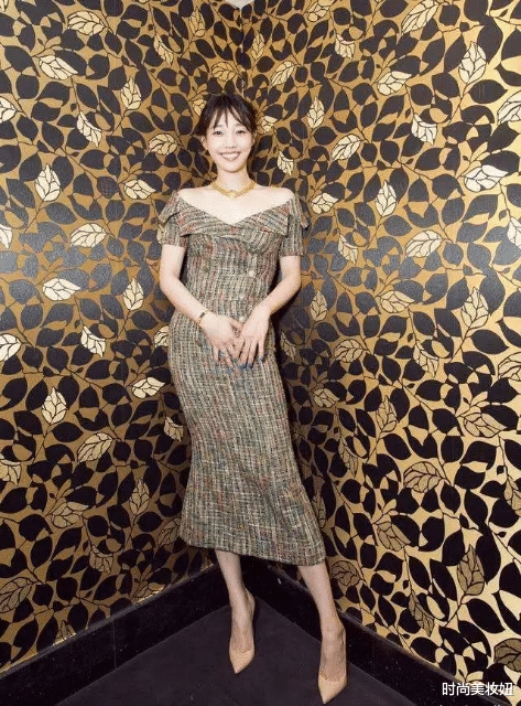 穿衣搭配：白百何终于洋气一回，牛仔短外套配喇叭裤，半扎马尾意外好看