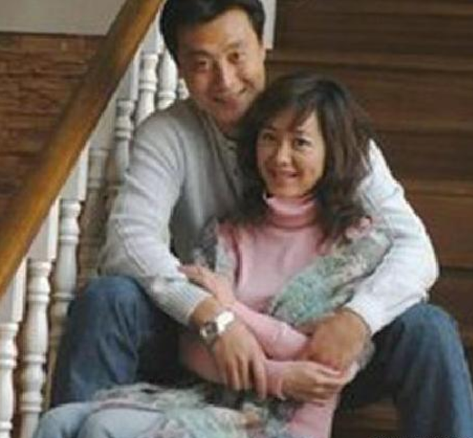 任程伟:“国剧一哥”任程伟,与妻子住地下室多年,如今苦尽甘来不忘初心