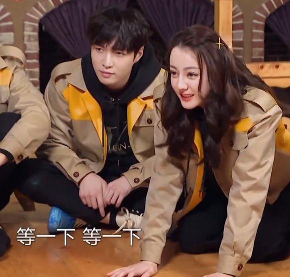 「迪丽热巴」难怪热巴上车后与邓伦挤着坐，看到张艺兴身边空位放的啥，理解了