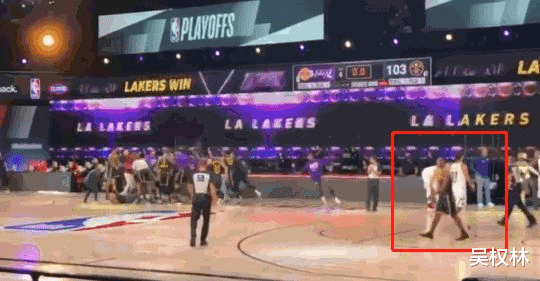 湖人队|湖人晋级他却不高兴，颁奖时瞪大双眼，队友合影奖杯，他若有所思