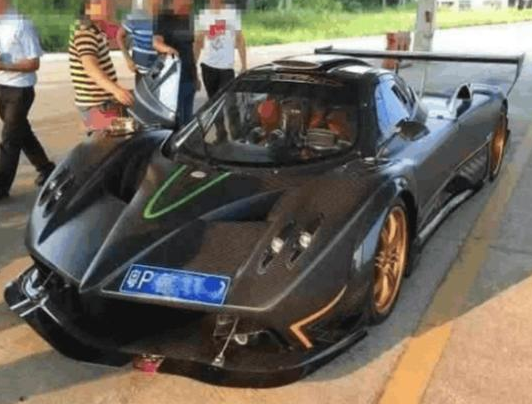 『上牌』3000万帕加尼车管所上牌，车牌挂上去后，车主：感觉损失上千万