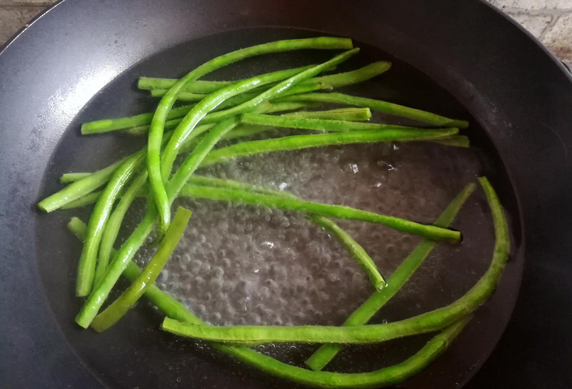 下酒菜|三伏天看到这菜别手软，5毛1斤，用它包饺子，比韭菜茴香都好吃