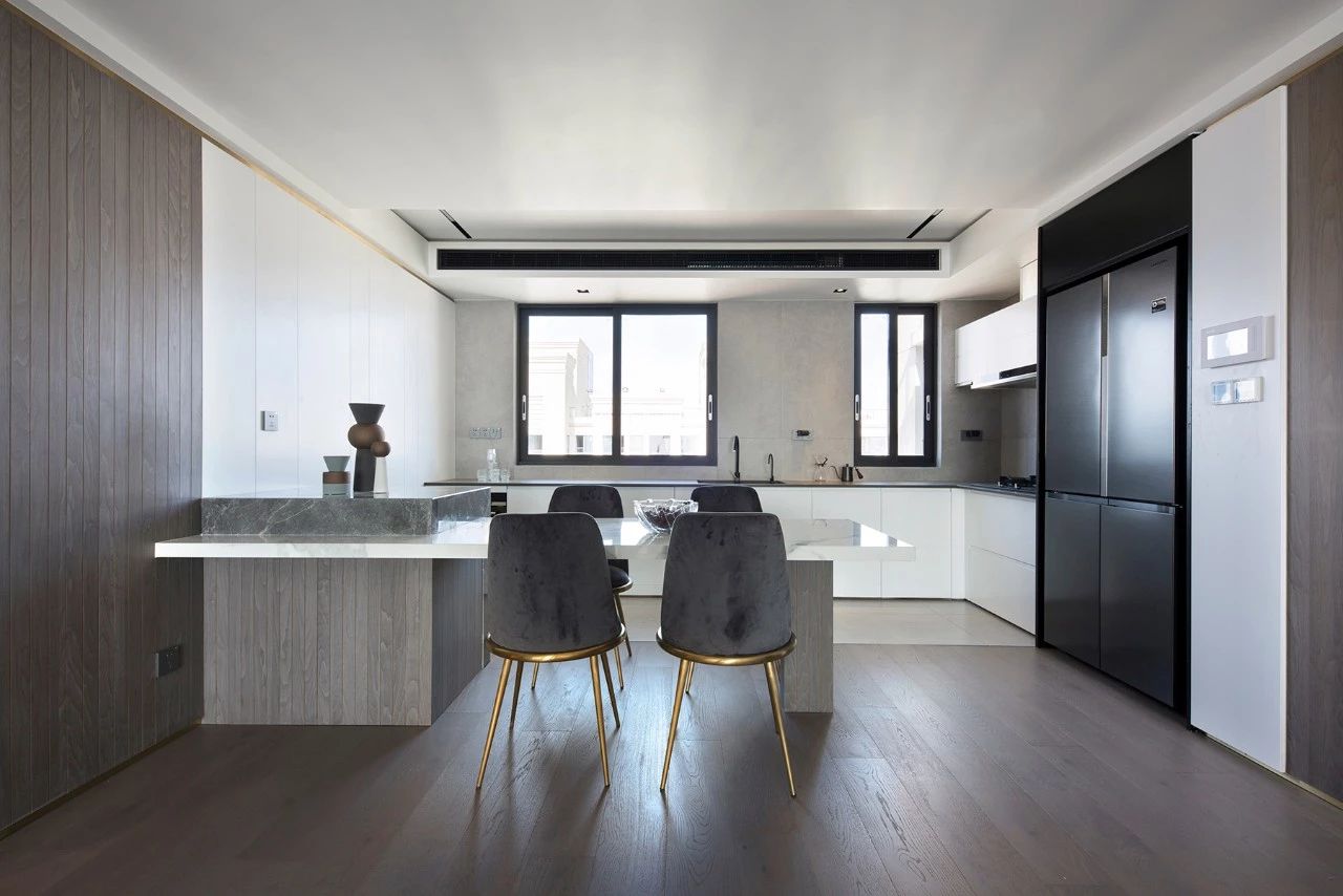 【】轻奢的生活氛围，质朴自然的现代设计。