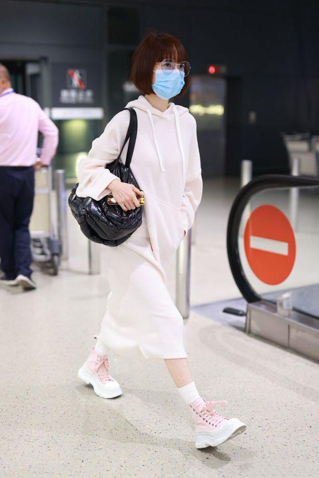 卫衣|鲁豫也太“嫩”了吧，卫衣裙配齐耳短发，50岁活力青春似美少女