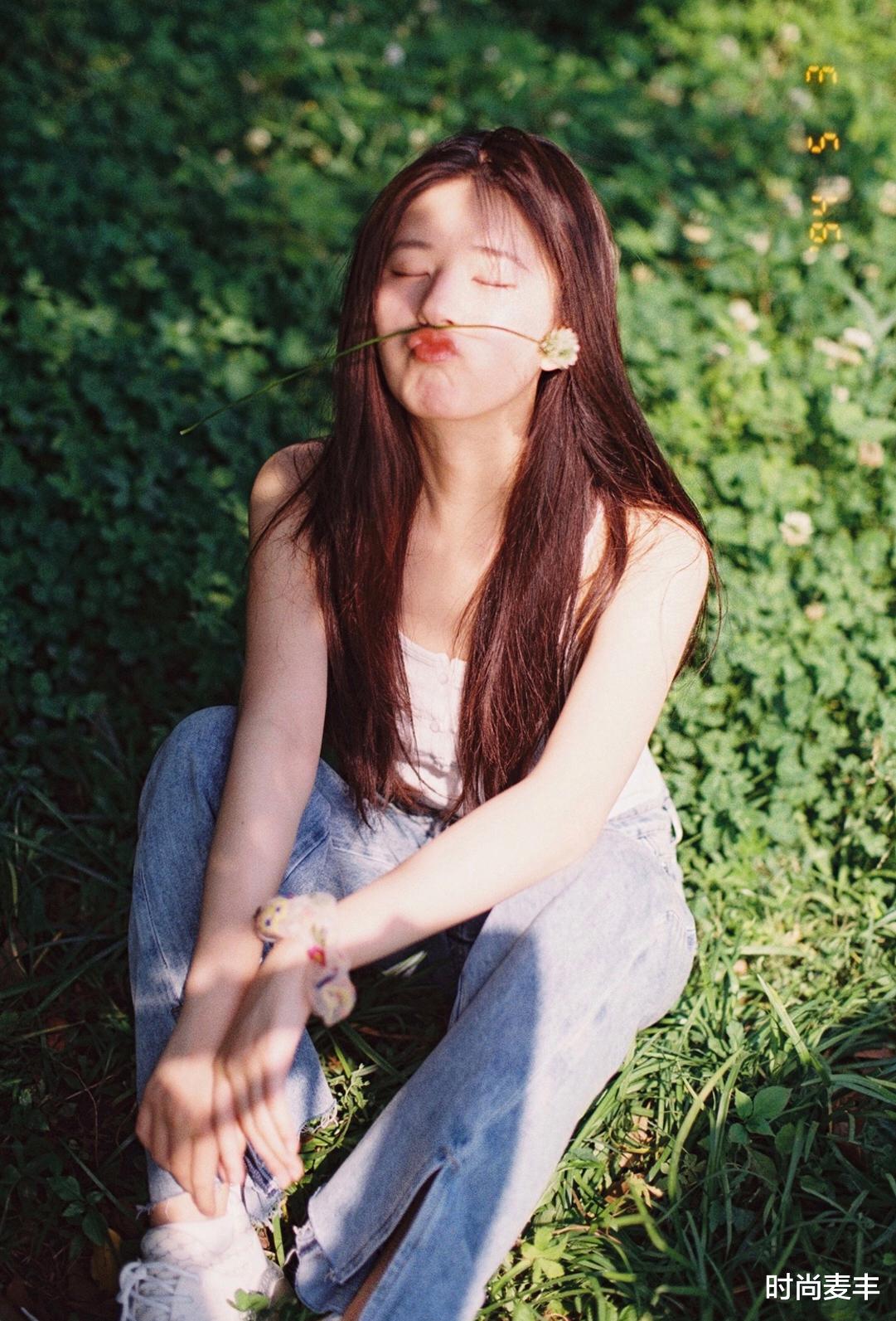 赵露思|赵露思的小圆脸太吃香了，穿白色T恤配高马尾，甜到让人心醉