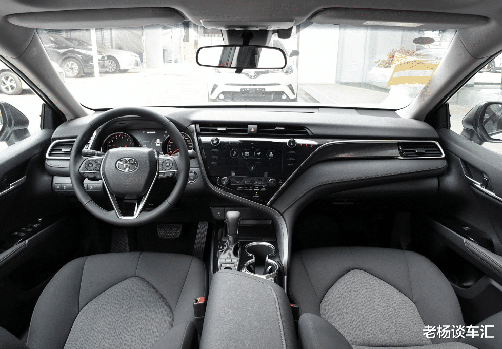 「丰田凯美瑞」丰田又出“王炸”，比帕萨特更帅气，油耗4.1L，标配7气囊+双独悬