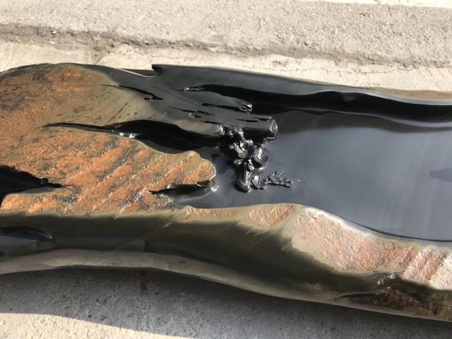 翡翠：又一种石头出名了，石质黝黑细腻，稍微雕刻一下就能成为艺术品