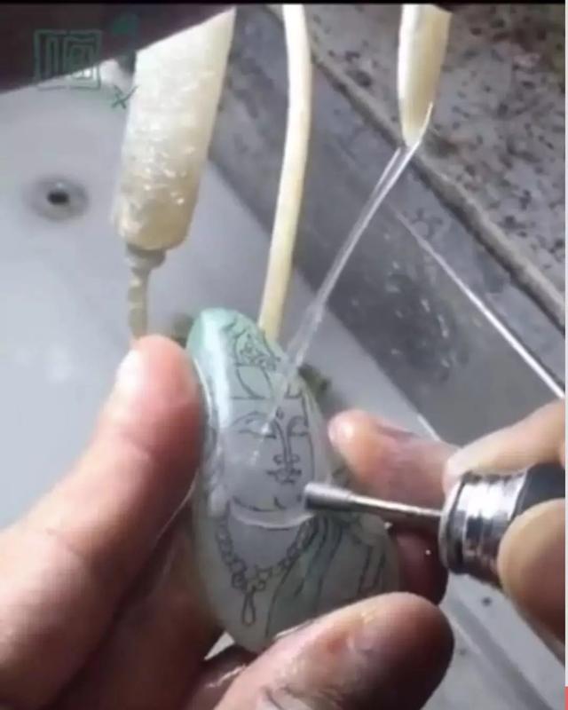 #翡翠#13.8吨的翡翠原石，被雕刻成“东海龙宫”，网友：仿佛置身海底世界！