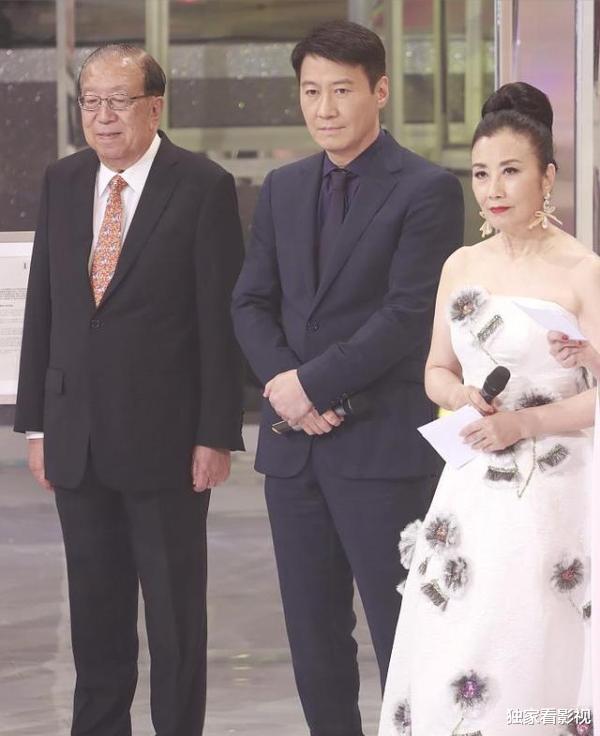 『乐基儿』黎明2岁女儿罕见曝光，曾被认为外形普通，如今瘦成小美女酷似父亲