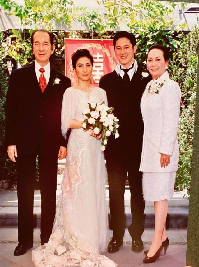 #赌王#何超仪公开出嫁照送别赌王: 在那里你再不会生病, 可以潇洒地说笑话