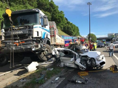 小林聊汽车 大货车为啥宁愿撞上去也不愿踩刹车？货车司机：行业规矩