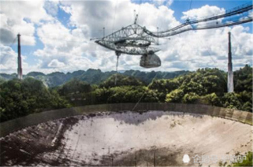 射电望远镜|世界第一的“天眼”,耗资2.6亿建成,如今却锈迹斑斑杂草丛生