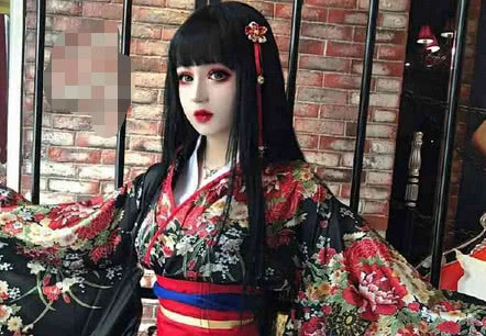 「胡歌」美女因像芭比走红网络, 被质疑整容, 霸气回应我会化妆不用整容