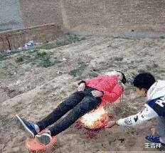 海钓|“我担心交警处罚他，就帮他擦了一下车牌，他会感谢我的叭？”哈哈哈哈...