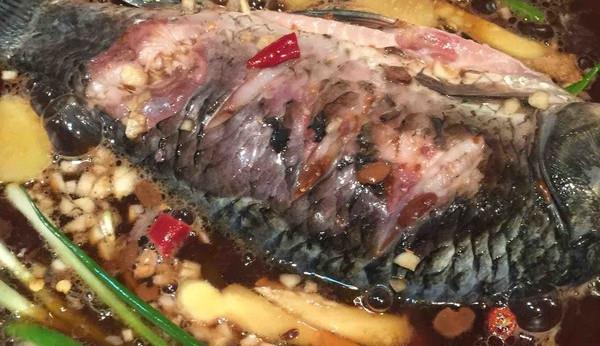 「」卡鱼刺不要慌，不用喝醋了，教你1招，鱼刺自动跑出来