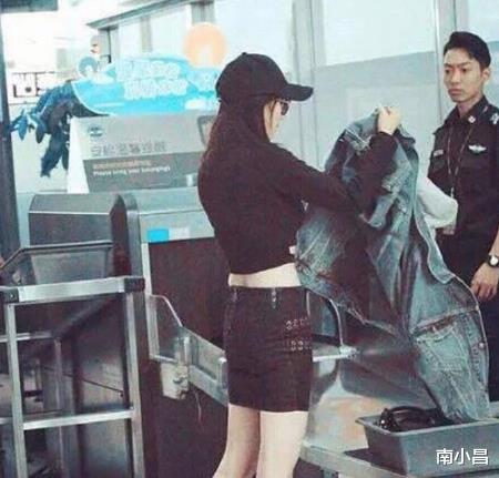 杨幂|杨幂被质疑参加活动时穿“假屁股”，其移位对比照确实非常明显