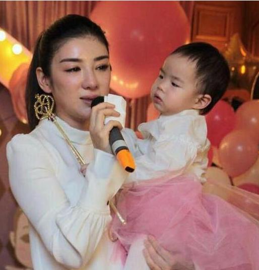 【】晒晒黄奕如今住的豪宅，家里明明是欧式装修，却又放着福禄寿神像