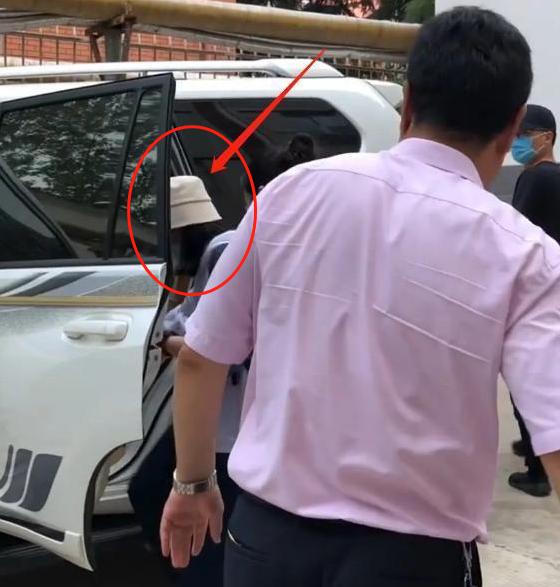 张子枫|19岁妹妹人设崩塌，被称之为“皇族”，高考使用特权，节目中翻车