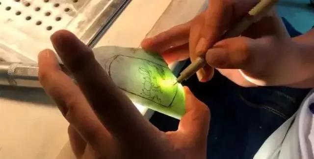 『翡翠』翡翠不分贵贱，不起眼的黑石头翻身做主，6块大牌稳稳的幸福！