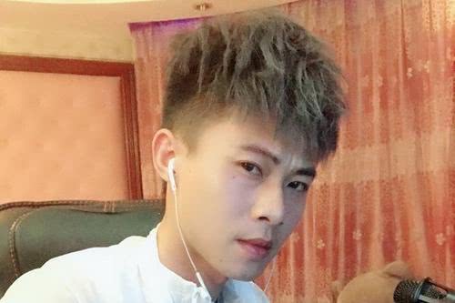 #阿斯顿·马丁#真正的“广西第一网红”，开豪华跑车，花3000万做慈善