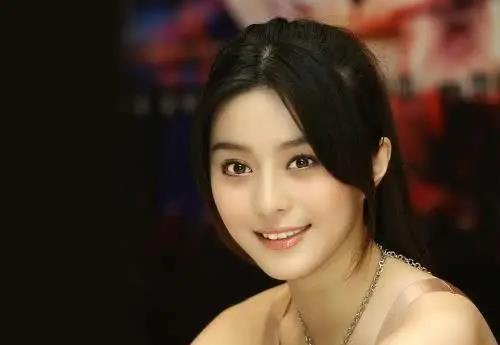 李晨@“老实人”李晨和“豪门”范冰冰的爱情，比我们想象的要复杂