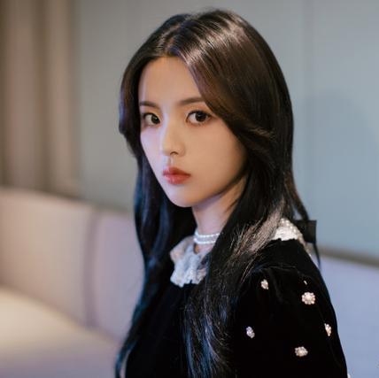 「杨超越」杨超越不愧是“村花”，扎双马尾穿制服裙，这腿是被天使吻过吗