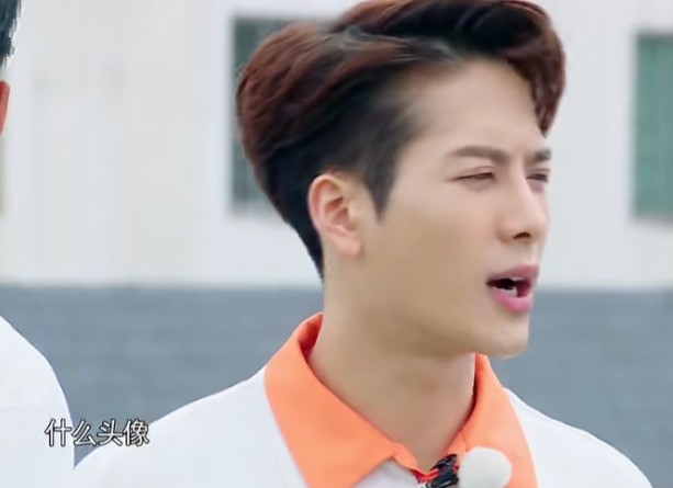 「奔跑吧兄弟」跑男史上“最受宠”男嘉宾,粉丝拉横幅为他加油,谁注意上面写的字?