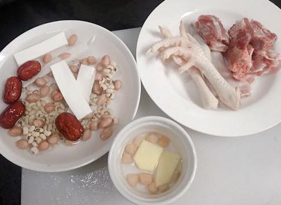 鸡爪|鸡爪加这三样东西一起煲汤，常喝皮肤嫩滑，女性尤其要吃