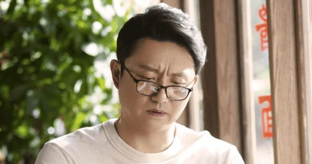 谭松韵|同样是四十多岁，李海潮是谭松韵的爹，而他却和谭松韵谈恋爱