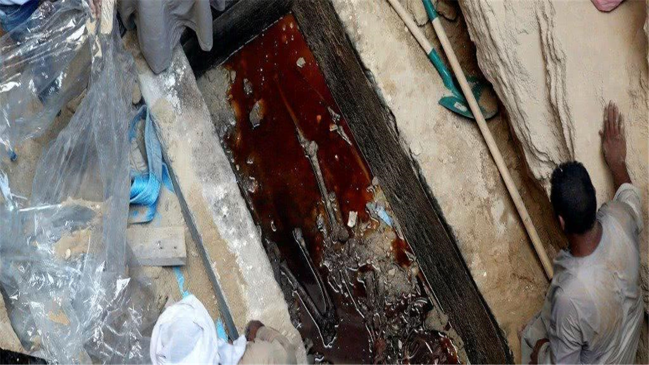 古墓:考古人员挖出罕见石棺后,棺椁不停往外滴血,吓坏在场的考古专家