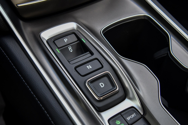 本田雅阁|车长近4米9，油耗4.2l，全系标配主动降噪系统，静如图书馆