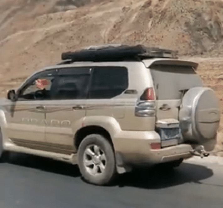 西藏■男子“假徒步”西藏被揭穿，人在镜头前拖车，后有40万普拉多护航