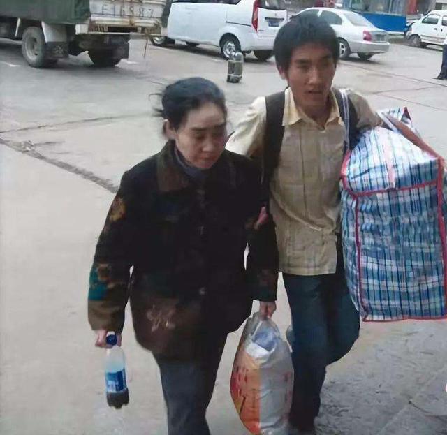 「民警」12年前那个睡猪圈，带着疯妈上大学的男孩，现状到底如何？